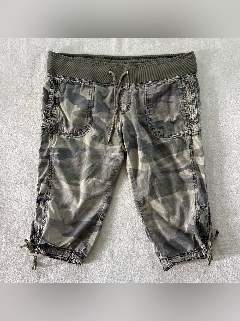 Vintage Y2K Younique Green Camo Cargo Capris Large